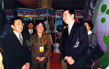 时任陕西省省长贾治邦与袁晓峰在一起