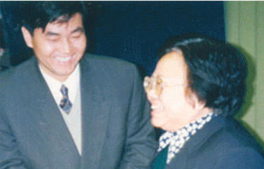 第九届全国人大常委会副委员长彭珮云亲切接见袁晓峰董事长